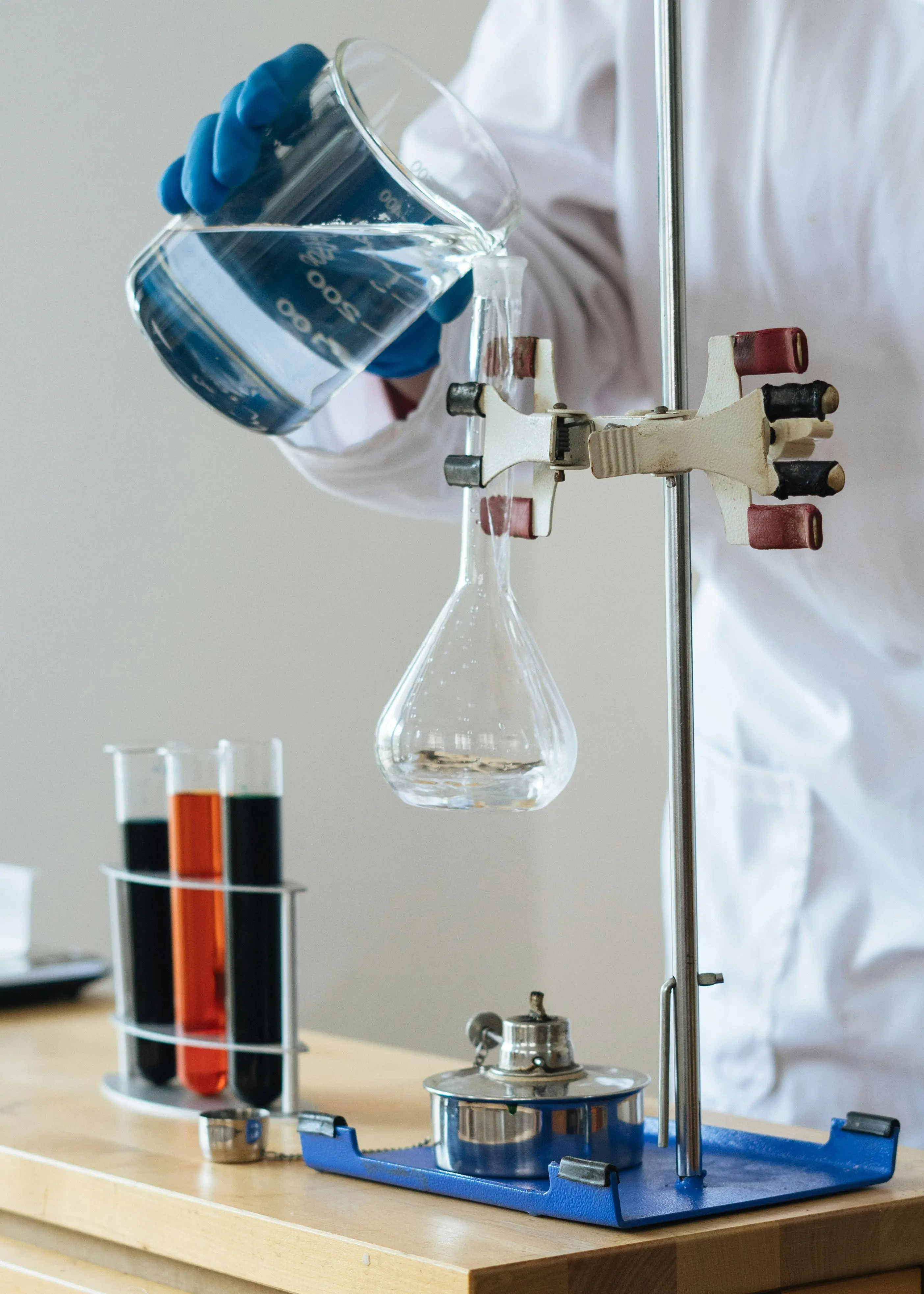 Fabricación y venta de herramientas de metal y vidrio para laboratorios
