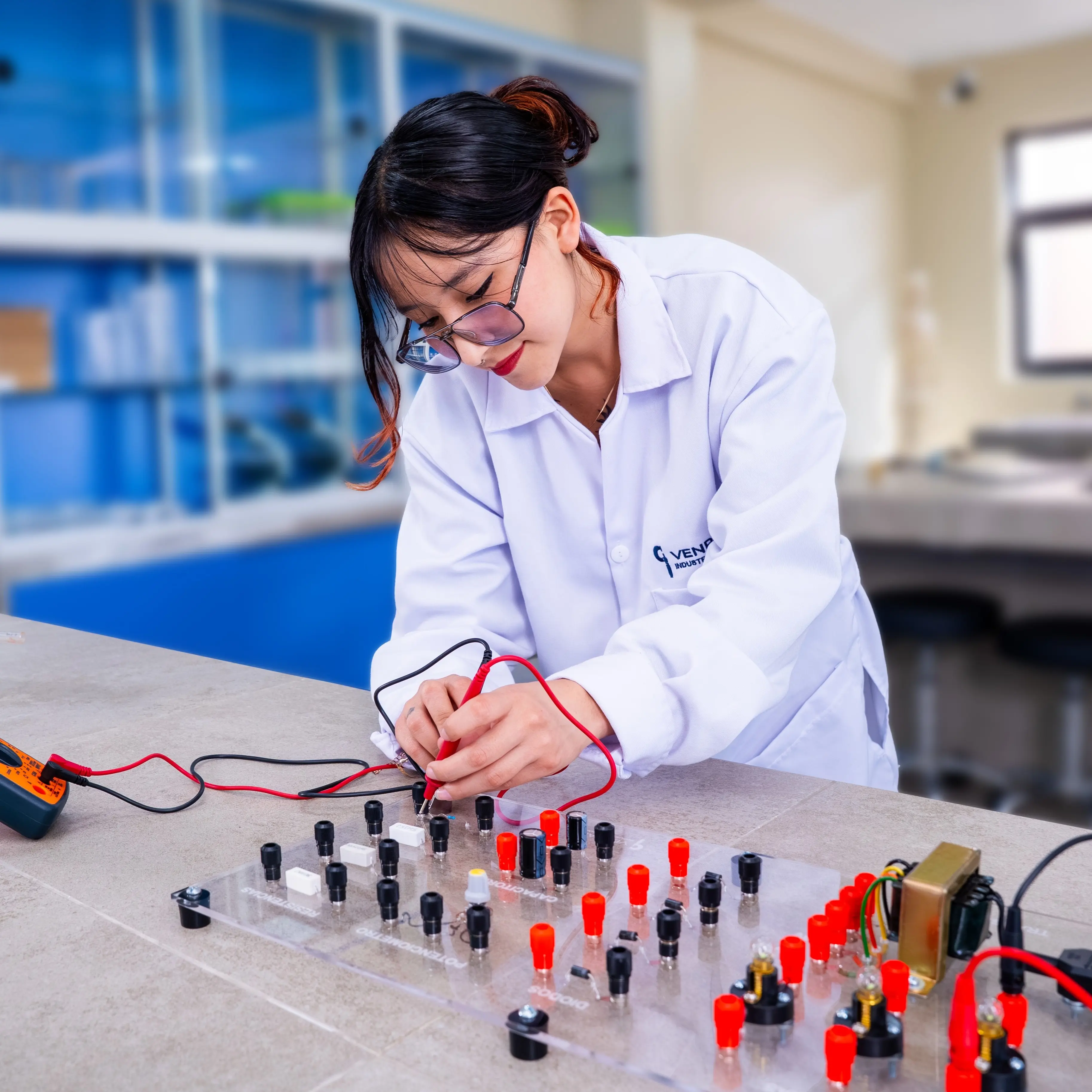 Fabricación de equipamiento para laboratorios educativos